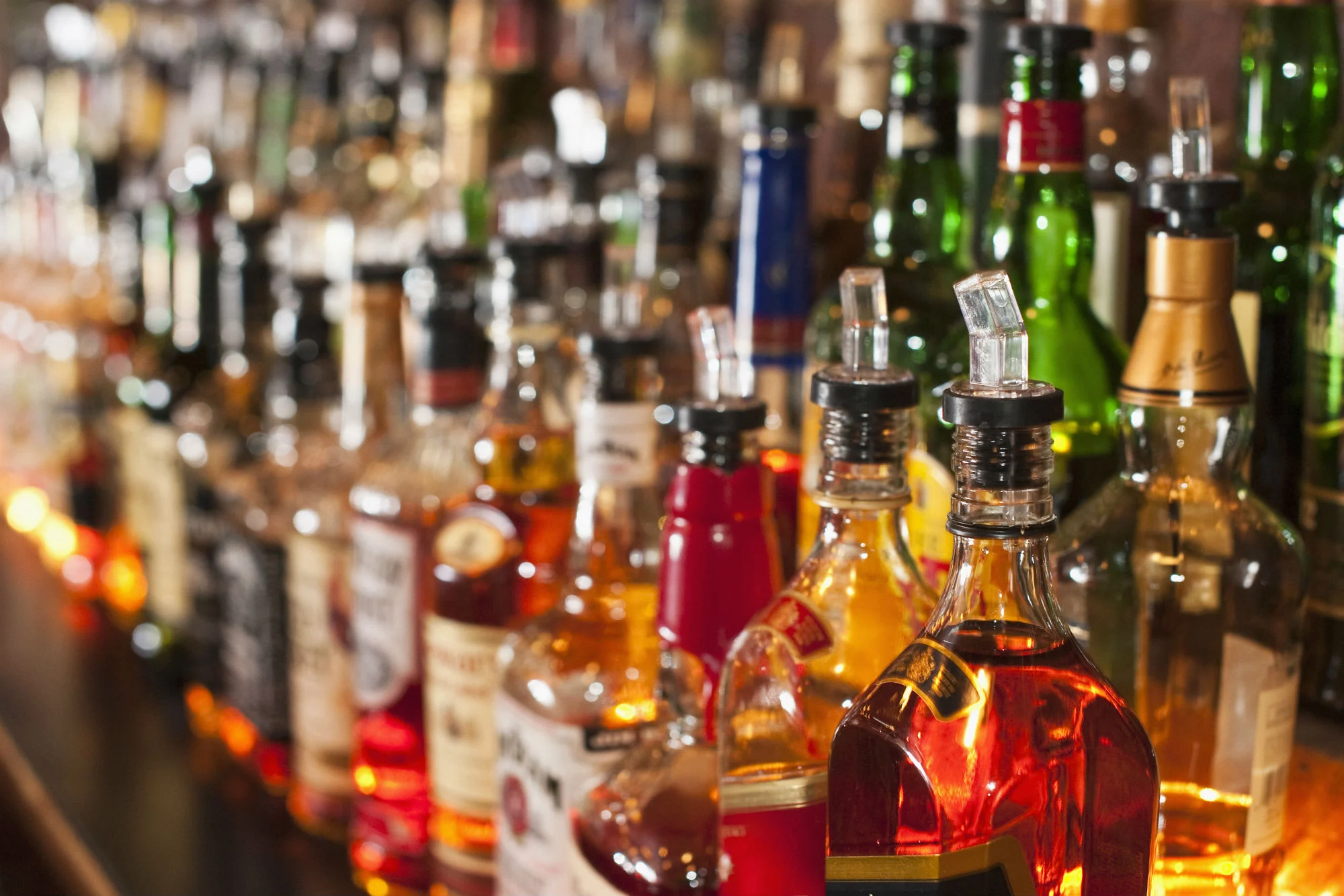 Garrafas de Cachaça em uma mesa